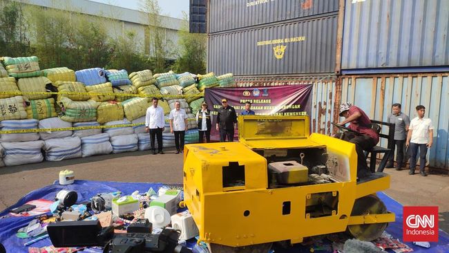 Kementerian Perdagangan mengamankan barang impor ilegal yang berada di gudang penyimpanan di Penjaringan, Jakarta Utara. Total nilainya mencapai Rp40 miliar.