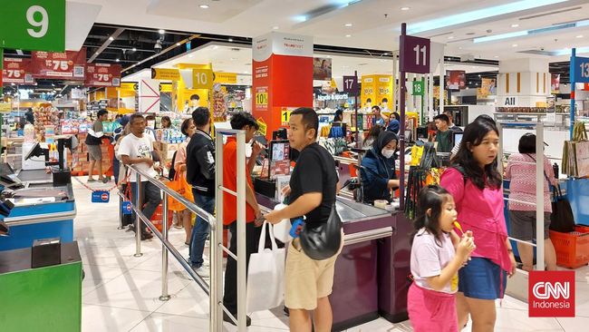 Warga Jakarta Belanja di Transmart Complete Day Sale, Antrean Mengular