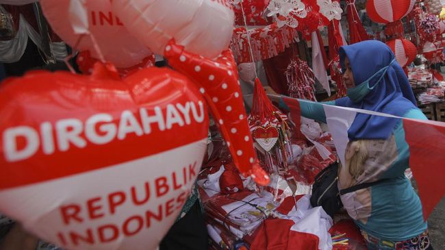 Penjual Bendera Ketar Ketir di Pinggir Jalan Jelang Hari Nasional RI ke-79