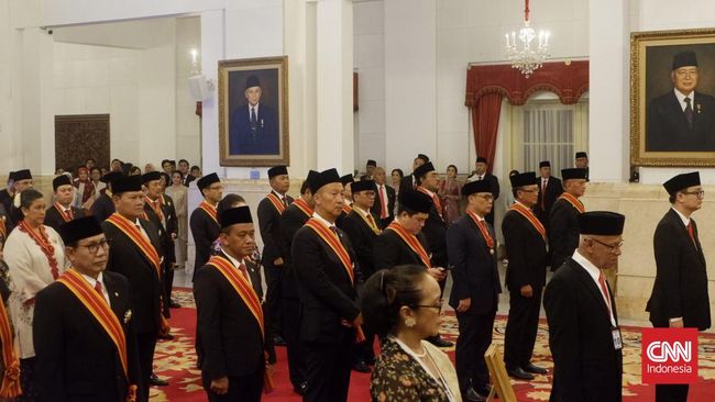 Daftar Menteri Ekonomi Terima Tanda Kehormatan dari Jokowi Tahun Ini