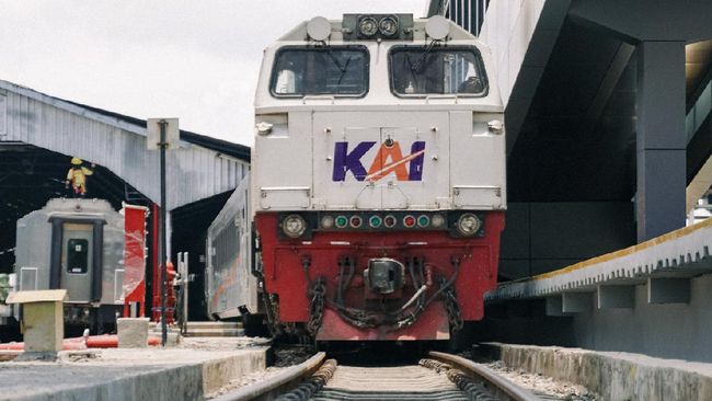 Viral Kereta Terobos Kobaran Api di Karawang, Begini Kronologinya