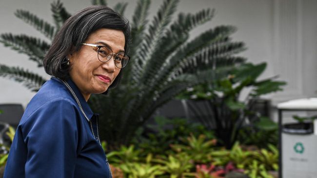 Sri Mulyani Dampingi Jokowi Terima Laporan Peer Evaluate BPK di Istana