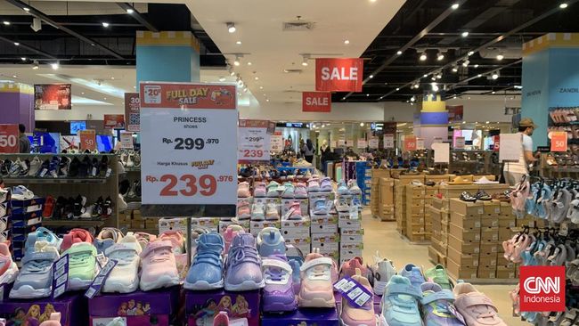 Spesial Sambut Kemerdekaan, Transmart Diskon Sepatu Anak dan Dewasa