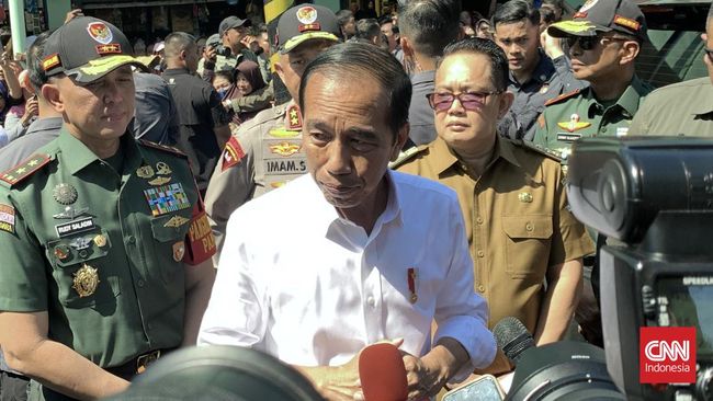 Jokowi Klaim Harga Pangan di Pasar Surabaya Turun