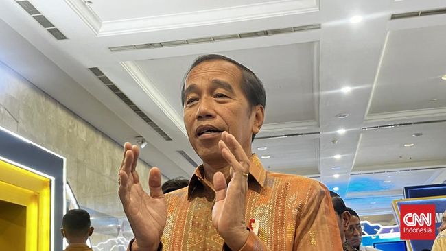 Jokowi Pamer RI Punya PLTS Apung Terbesar Ketiga di Dunia