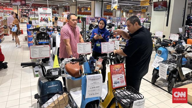 Sepeda listrik di Transmart Full Day Sale didiskon gede banget dari harga Rp6 jutaan jadi tinggal Rp3 jutaan khusus pembelian pada besok, Minggu (22/9).