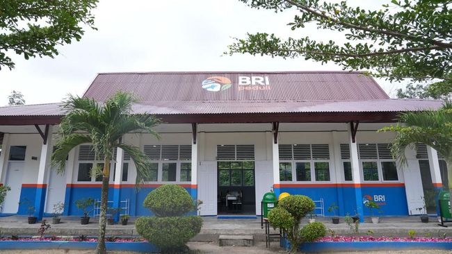 Bantuan renovasi itu berupa perbaikan bangunan dan sarana prasarana sekolah seperti kursi-meja kelas, serta pendukung pendidikan seperti perbaikan Ruang Guru.