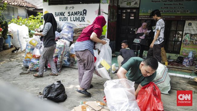 ‘Tambang’ Emas dari Tumpukan Sampah di Pesanggrahan