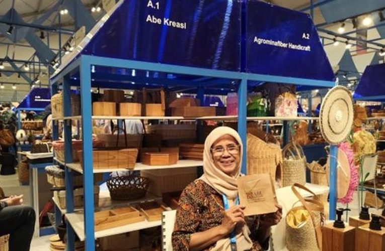 Peserta BRI UMKM EXPO(RT) Olah Limbah Jati Jadi Produk Multifungsi