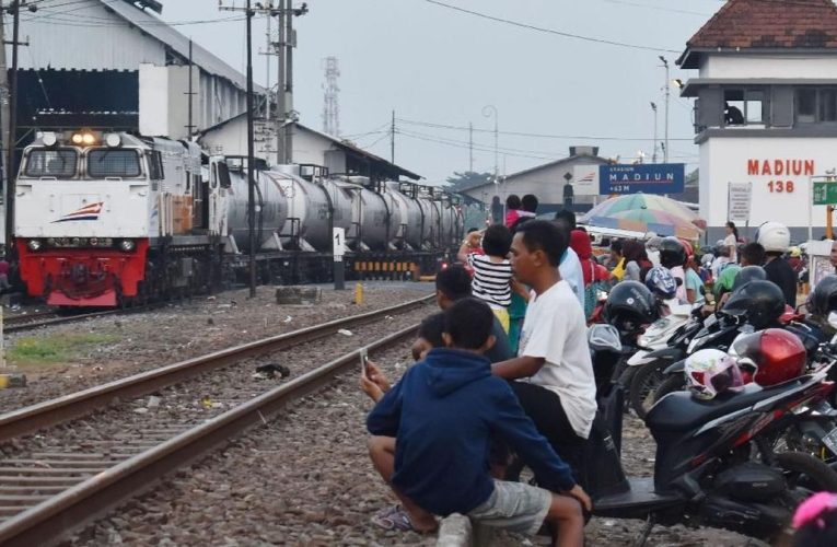 KAI Larang Masyarakat Ngabuburit di Jalur Kereta Api