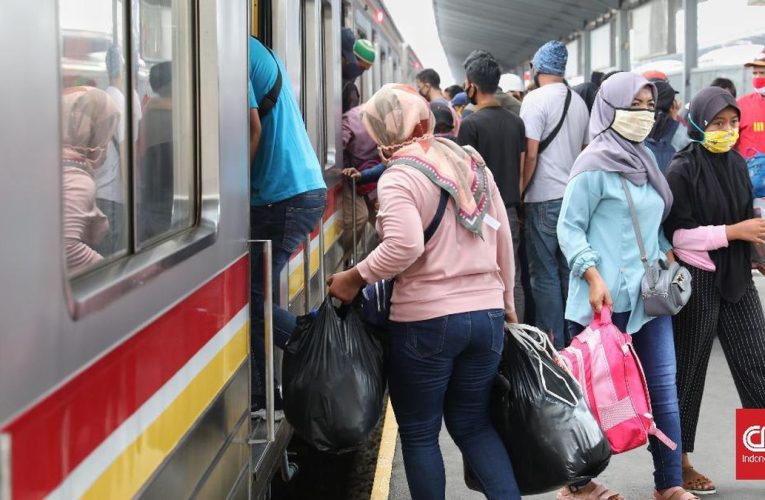 Perjalanan KRL Terganggu Banjir, Stasiun Bekasi Padat