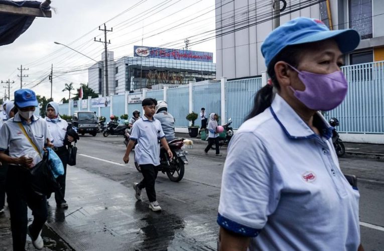 Marak PHK Massal, Wamenaker Sebut Masih Banyak Lapangan Kerja