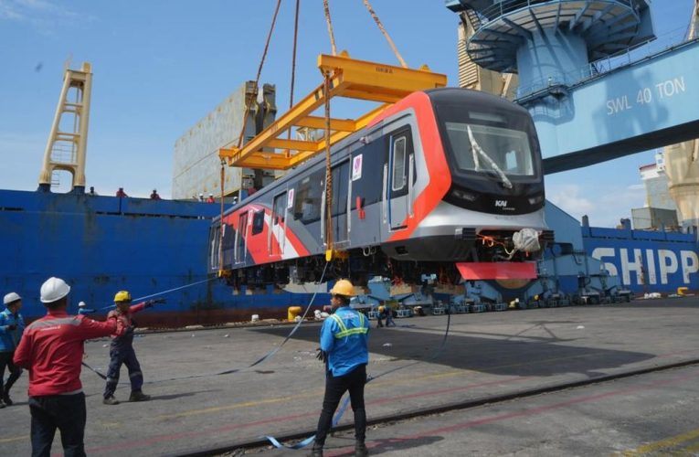 Rangkaian KRL Baru dari China Tiba di Jakarta