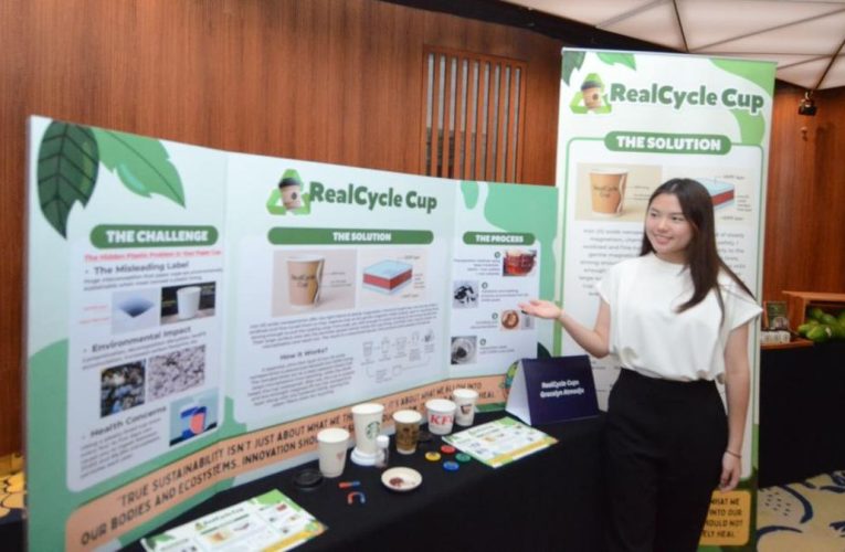 Gracelyn Atmadja Ciptakan Cangkir Kopi Kertas Bebas Mikroplastik