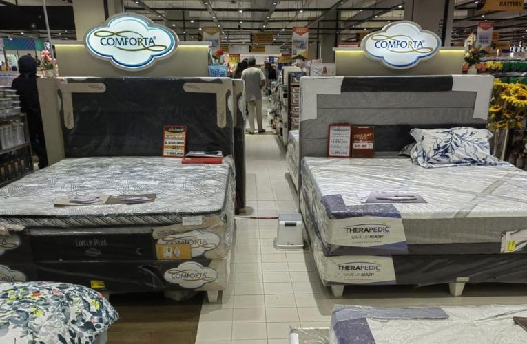 Pengunjung Tergiur Promo Kasur di Transmart Complete Day Sale