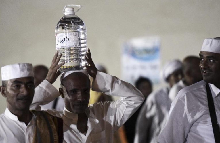 Jemaah Haji RI Bebas Bawa Pulang Emas-Air Zamzam Tanpa Kena Bea Masuk