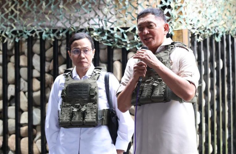 Pakai Rompi Anti-Peluru, Sjafrie dan Sri Mulyani Kunker ke Nduga Papua