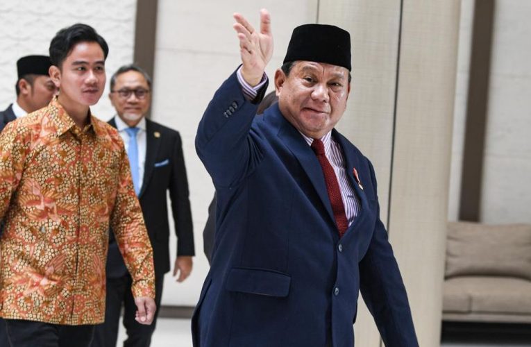 Prabowo-Gibran Potong Tumpeng Resmikan Kantor BPI Danantara