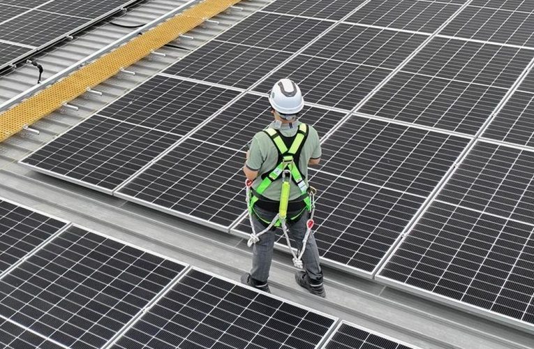 Satu dari Empat Liter Cat Mowilex Kini Diproduksi Energi Surya